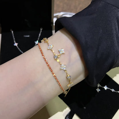 Boho Rotfadenarmband - Glücksarmband mit goldener Perle für Damen, handgefertigtes minimalistisches Design, verstellbarer Karabinerverschluss, perfekt für den Alltag & besondere Anlässe