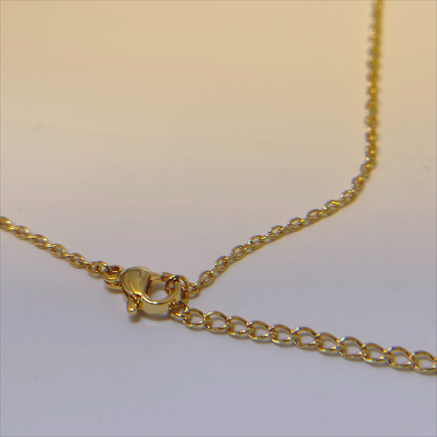 sparkling cursive mama nameplate necklace premium gold plated brass non-tarnishing hypoallergenic clasp inlaid cubic zirconia stones meaningful mother's day token elegant jewelry gifts for wife mom