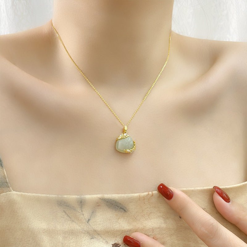 Attractive & Elegant Wheat Jade Necklace: Lucky Hetian Jade Elegant Collarbone | STAR8S
