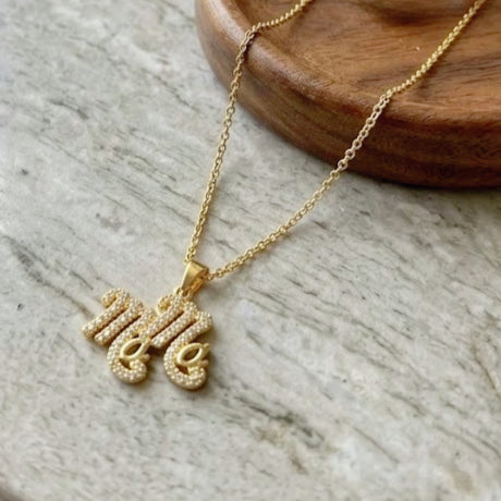 sparkling cursive mama nameplate necklace premium gold plated brass non-tarnishing hypoallergenic clasp inlaid cubic zirconia stones meaningful mother's day token elegant jewelry gifts for wife mom