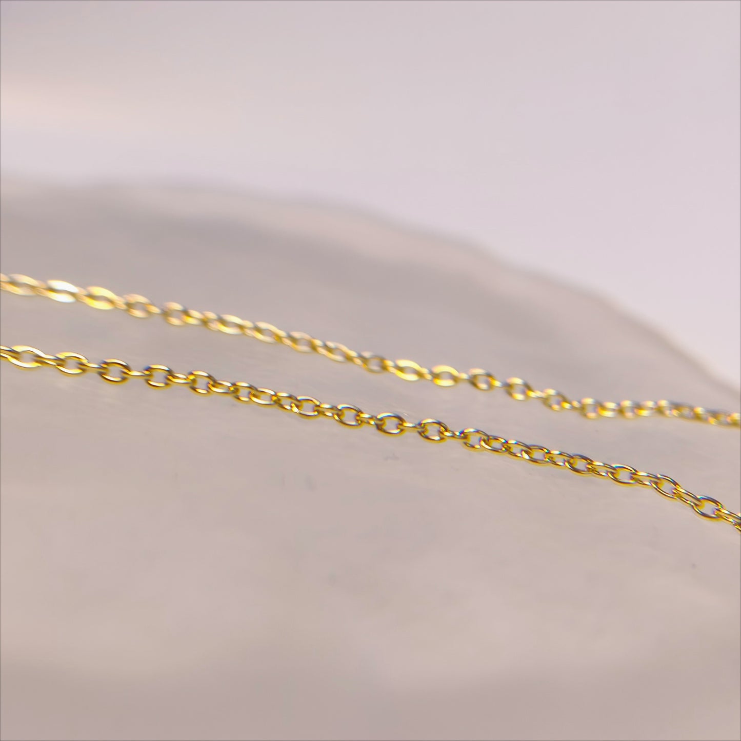 sparkling cursive mama nameplate necklace premium gold plated brass non-tarnishing hypoallergenic clasp inlaid cubic zirconia stones meaningful mother's day token elegant jewelry gifts for wife mom