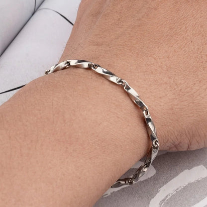 Titanium Steel Mobius Twisted Link Bracelet for Men Women Unisex Minimalist Silver Color Geometric Curb Chain Bracelet Hip Hop Streetwear Waterproof Fashion Jewelry