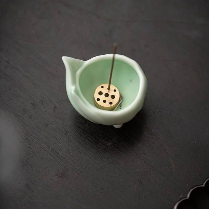 charming lotus incense holder – unique three - legged design, elegant home decor - star8s