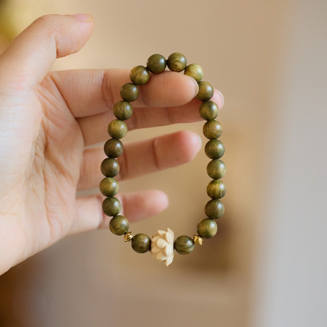 Green Sandalwood Bracelet with Lotus Flower - Adjustable Meditation Beads for Men and Women - STAR8S