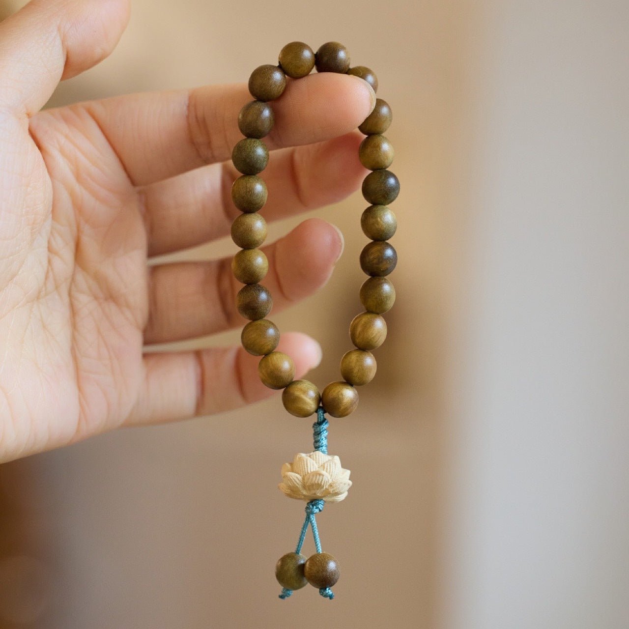Green Sandalwood Bracelet with Lotus Flower - Adjustable Meditation Beads for Men and Women - STAR8S