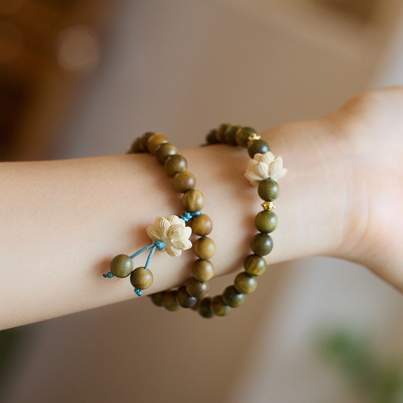 Green Sandalwood Bracelet with Lotus Flower - Adjustable Meditation Beads for Men and Women - STAR8S