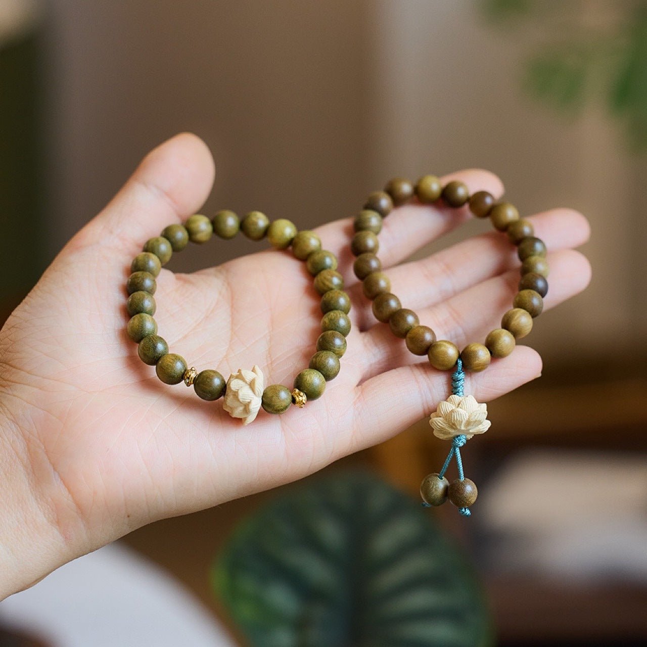 Green Sandalwood Bracelet with Lotus Flower - Adjustable Meditation Beads for Men and Women - STAR8S