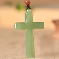 Halskette aus Jade mit Kreuzanhänger